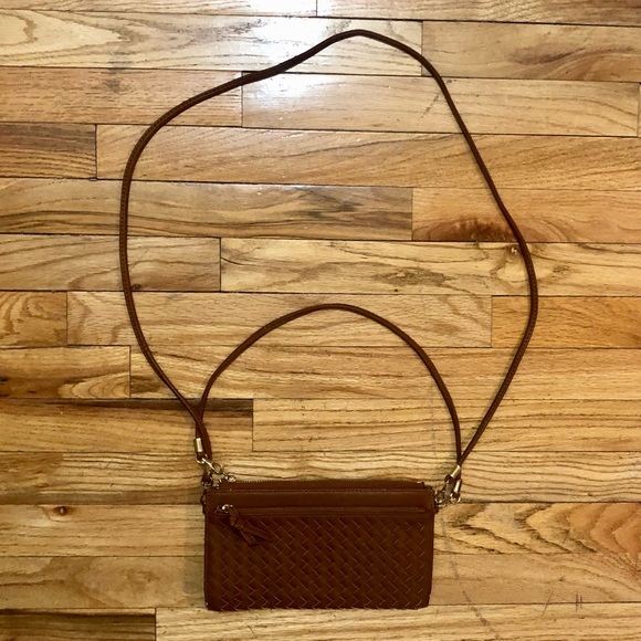 Brown woven crossbody shoulder or clutch bag with outside zipper pocket - Picture 2 of 7